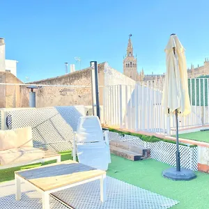 Villa Top-notch Downtown House With Private Rooftop Terrace And Parking Opt, Séville
